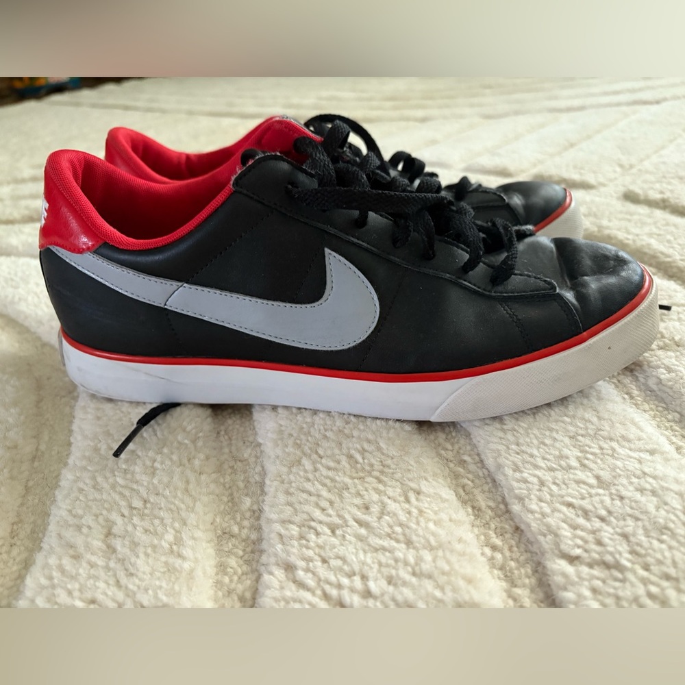Mens Nike Black and Red Sneakers size 11